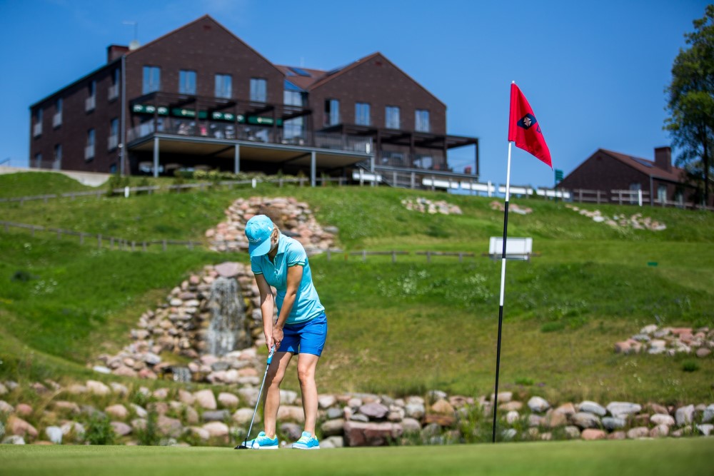 Tarptautinius standartus atitinkantis golfo aikštynas Palangoje